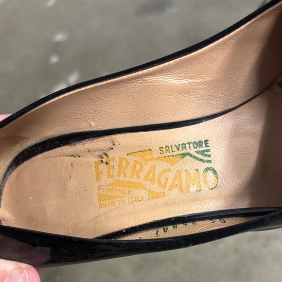 Salvatore Ferragamo Black Patent Leather Heels with Bow 8.5 - Picture 2 of 5